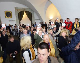 Photo of bidders in auction room at the Great Tokaj Wine Auction 2014 Bakos Zoltán